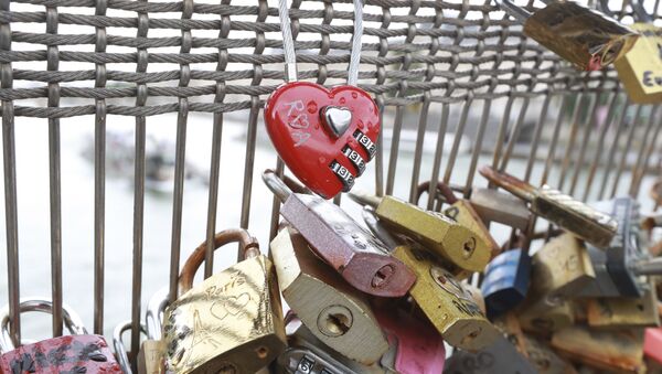 Love-locks are seen on the footbridge of Leopold-Sedar-Senghor in Paris, on August 4, 2016. - Sputnik Afrique