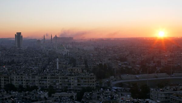 The sun rises while smoke is pictured near Aleppo's historic citadel, as seen from a government-controlled area of Aleppo, Syria December 6, 2016. - Sputnik Afrique
