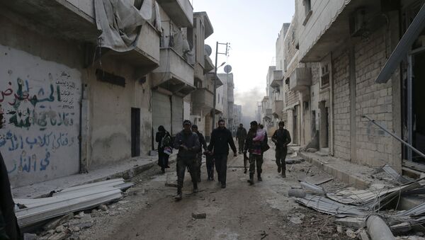 Les soldats syriens aident les civils à quitter les quartiers dans l'est dAlep contrôlés par les terroristes - Sputnik Afrique