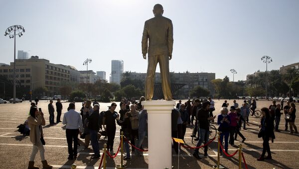 une statue dorée de Netanyahu à Tel-Aviv - Sputnik Afrique