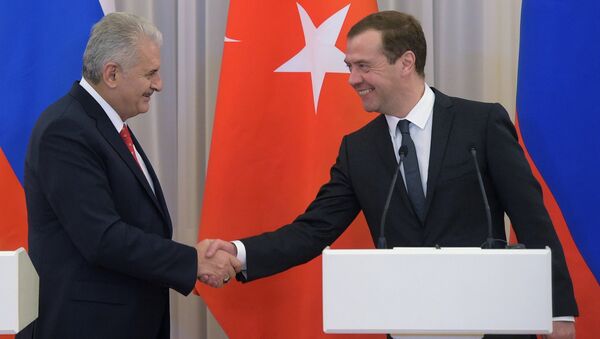 Le premier ministre russe Dmitry Medvedev et son homologue turc Binali Yildirim - Sputnik Afrique