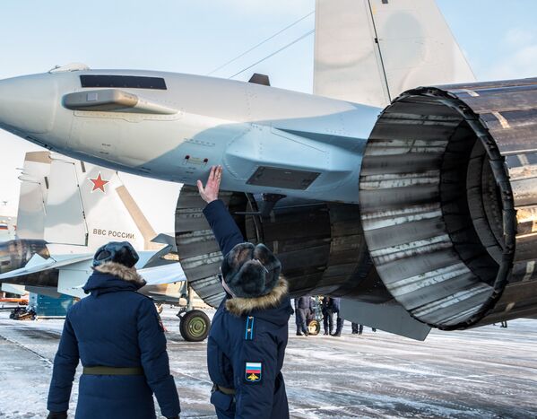 Des pilotes militaires inspectent de nouveaux avions. La cérémonie de remise des Su-35 s’est déroulée sur l’aérodrome Besovets en Carélie. - Sputnik Afrique