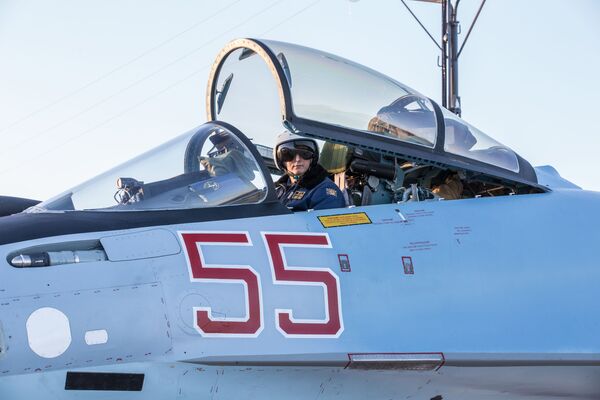 Un pilote dans la cabine d’un chasseur Su-35 en Carélie. - Sputnik Afrique