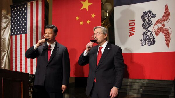 Le vice-président chinois Xi Jinping accueilli par le gouverneur de l'Iowa Terry Branstad en février 2012 - Sputnik Afrique
