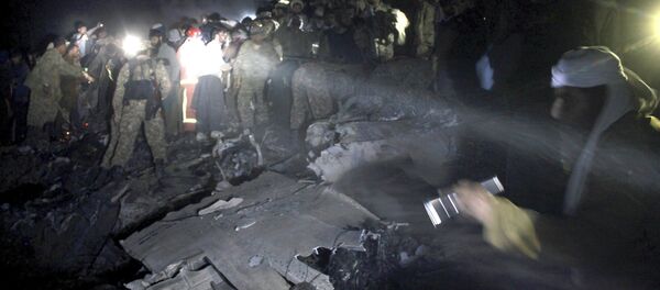 Pakistan army troops and rescue workers search for bodies at the site of a plane crash, in a village near the town of Havelian, about 75 kilometers (45 miles) northwest of the capital, Islamabad, Pakistan, Wednesday, Dec. 7, 2016. - Sputnik Afrique