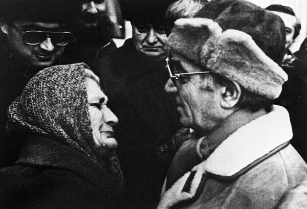 Charles Aznavour, discute avec une femme arménienne à son arrivée à Erevan, le 04 février 1989. Charles Aznavour, discute avec une femme arménienne à son arrivée à Erevan, le 04 février 1989. - Sputnik Afrique