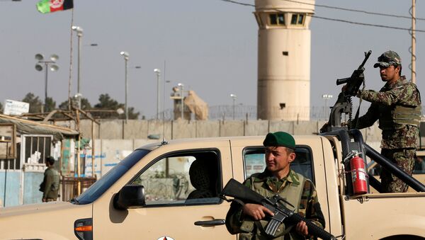 Les soldats de l'Armée nationale afghane (ANA) surveillent l'entrée de l'aérodrome de Bagram, après une explosion dans la base aérienne de l'Otan, au nord de Kaboul, en Afghanistan, le 12 novembre 2016 - Sputnik Afrique