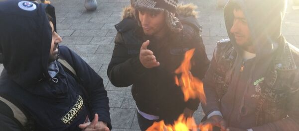 MSF fustige la confiscation de couvertures aux migrants par les policiers à Paris - Sputnik Afrique