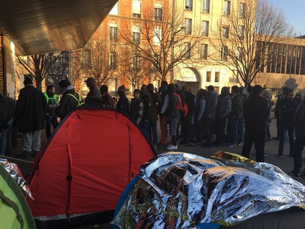 Un camp de tentes qui s'agrandit jour après jour et abrite pour le moment entre 150 et 200 personnes Un camp de tentes qui s'agrandit jour après jour et abrite pour le moment entre 150 et 200 personnes - Sputnik Afrique