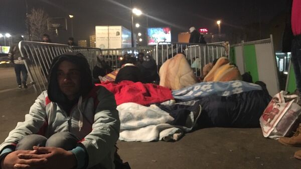 Les réfugiés passent la nuit dans leurs tentes pour pouvoir être prêts pour les ruées du matin - Sputnik Afrique