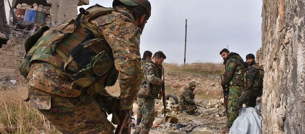 Syrian pro-government troops hold a position in Aleppo's eastern Karm al-Jabal neighborhood as they advance towards al-Shaar neighbourhood on December 5, 2016 during their offensive to retake Syria's second city. - Sputnik Afrique