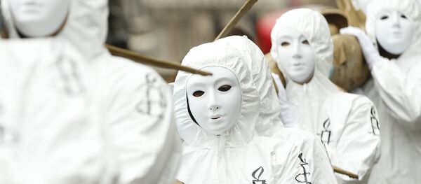 Les membres d'Amnesty International protestent contre les gouvernements britanniques qui continuent la vente d'armes à l'Arabie saoudite - Sputnik Afrique