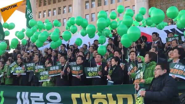 Des députés sud-coréens fêtent la destitution de la présidente - Sputnik Afrique