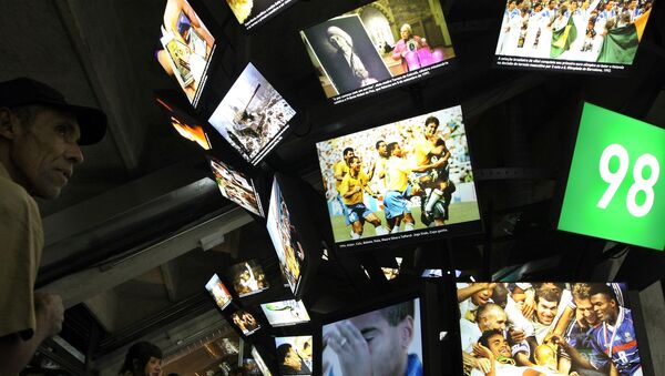 People stand before screen displays at the Football Museum in Sao Paulo on 29 September 2008. - Sputnik Afrique