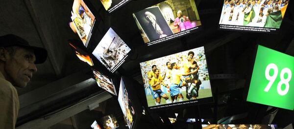 People stand before screen displays at the Football Museum in Sao Paulo on 29 September 2008. - Sputnik Afrique