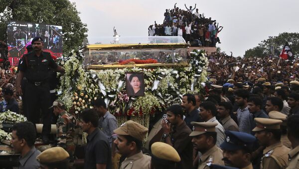 A glass casket carrying body of India's popular politician and former film actress Jayaram Jayalalithaa is taken in a funeral procession in Chennai, India, Tuesday, Dec. 6, 2016. Jayalalithaa, chief minister of Tamil Nadu state, died overnight following a heart attack a day earlier. - Sputnik Afrique