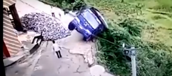 L'incroyable scène d'un chauffeur chinois qui échappe de justesse à la mort - Sputnik Afrique