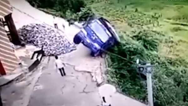 L'incroyable scène d'un chauffeur chinois qui échappe de justesse à la mort - Sputnik Afrique