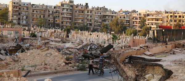 People walk near an over-crowded graveyard in the rebel held al-Shaar neighbourhood of Aleppo, Syria October 6, 2016 - Sputnik Afrique