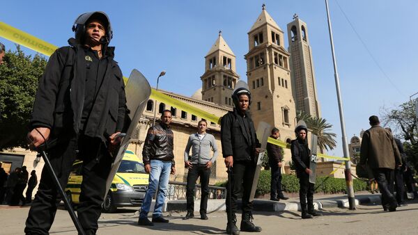 La police devant la cathédrale copte Saint-Marc du Caire après l'explosion du 11 décembre 2016 - Sputnik Afrique
