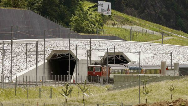 A train drives past the northern gates of the NEAT Gotthard Base Tunnel near the town of Erstfeld, Switzerland March 31, 2016 - Sputnik Afrique