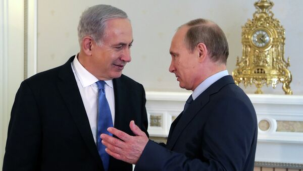 Le Président Vladimir Poutine et le Premier ministre israélien Benjamin Netanyahou discutent à la résidence de Poutine sur les rives de la Mer Noire de Sotchi le 14 mai 2013 - Sputnik Afrique