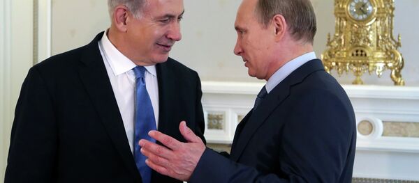 Le Président Vladimir Poutine et le Premier ministre israélien Benjamin Netanyahou discutent à la résidence de Poutine sur les rives de la Mer Noire de Sotchi le 14 mai 2013 - Sputnik Afrique