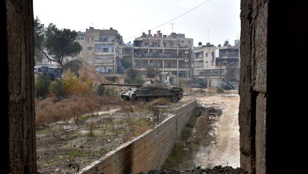 A picture taken on December 11, 2016 shows a tank in west Aleppo's Ithaa district after Syrian pro-government forces retook the area from rebel fighters. - Sputnik Afrique