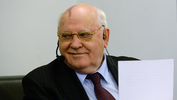 Former Soviet president Mikhail Gorbachev smiles during the presentation of his new book After the Kremlin in a book store in Moscow on November 20, 2014. - Sputnik Afrique