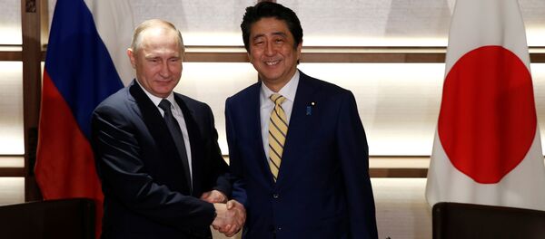 Russia's President Vladimir Putin (L) shakes hands with Japan's Prime Minister Shinzo Abe at the start of their summit meeting in Nagato, Yamaguchi prefecture, Japan, December 15, 2016. Russia's President Vladimir Putin (L) shakes hands with Japan's Prime Minister Shinzo Abe at the start of their summit meeting in Nagato, Yamaguchi prefecture, Japan, December 15, 2016. - Sputnik Afrique