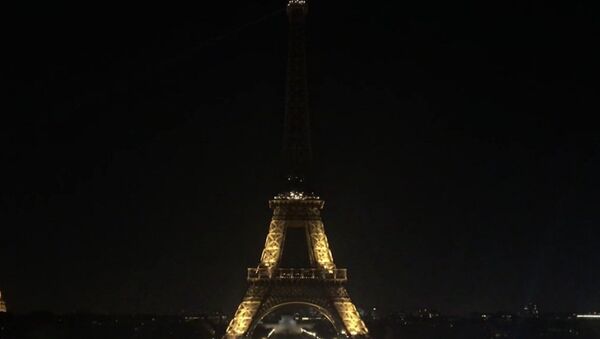 La Tour Eiffel broie du noir en soutien à Alep - Sputnik Afrique
