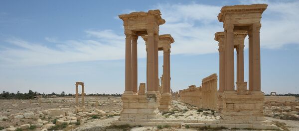 Улица Колоннад и Тетрапилон в исторической части Пальмиры - Sputnik Afrique