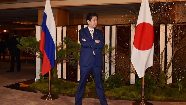 Japanese Prime Minister Shinzo Abe waits for Russian President Vladimir Putin's arrival at a hotel prior to their talks in Nagato, Yamaguchi prefecture on December 15, 2016 - Sputnik Afrique