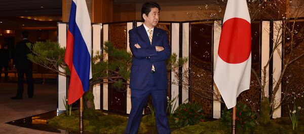 Japanese Prime Minister Shinzo Abe waits for Russian President Vladimir Putin's arrival at a hotel prior to their talks in Nagato, Yamaguchi prefecture on December 15, 2016 Japanese Prime Minister Shinzo Abe waits for Russian President Vladimir Putin's arrival at a hotel prior to their talks in Nagato, Yamaguchi prefecture on December 15, 2016 - Sputnik Afrique
