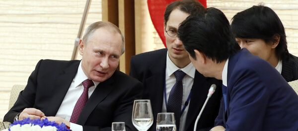 Russian President Vladimir Putin (L) confers with Japanese Prime Minister Shinzo Abe (R) during a working lunch in Tokyo on December 16, 2016. Putin is on a two-day official visit to Japan. Russian President Vladimir Putin (L) confers with Japanese Prime Minister Shinzo Abe (R) during a working lunch in Tokyo on December 16, 2016. Putin is on a two-day official visit to Japan. - Sputnik Afrique