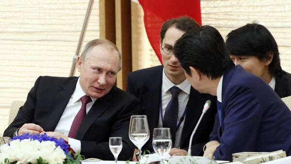 Russian President Vladimir Putin (L) confers with Japanese Prime Minister Shinzo Abe (R) during a working lunch in Tokyo on December 16, 2016. Putin is on a two-day official visit to Japan. - Sputnik Afrique