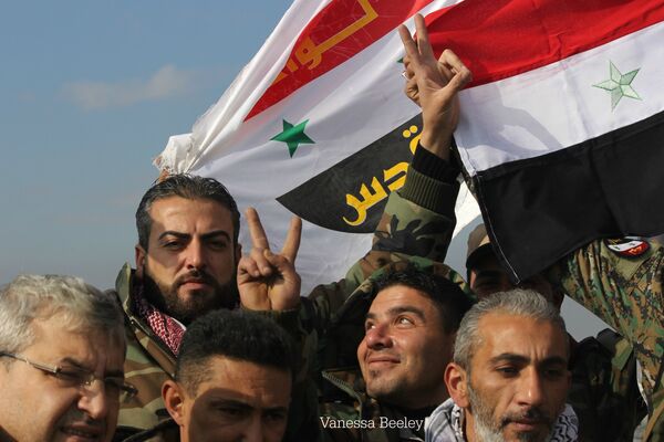 Des militaires syriens célèbrent la libération de Sheikh Said à Alep-Est Des militaires syriens célèbrent la libération de Sheikh Said à Alep-Est - Sputnik Afrique