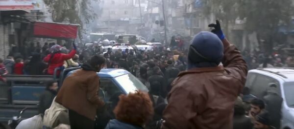 This frame grab from video provided by Baladi News Network, a Syrian opposition media outlet that is consistent with independent AP reporting, shows civilians gathering for evacuation from eastern Aleppo, Syria, Thursday, Dec. 15, 2016. - Sputnik Afrique