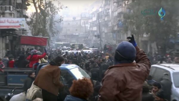This frame grab from video provided by Baladi News Network, a Syrian opposition media outlet that is consistent with independent AP reporting, shows civilians gathering for evacuation from eastern Aleppo, Syria, Thursday, Dec. 15, 2016. - Sputnik Afrique