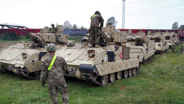 Members of the US Army 1st Brigade, 1st Cavalry Division, unload Bradley Fighting Vehicles at the railway station near the Rukla military base in Lithuania, on October 4, 2014 - Sputnik Afrique