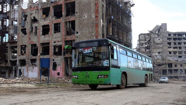 Автобус в разрушенном Алеппо - Sputnik Afrique