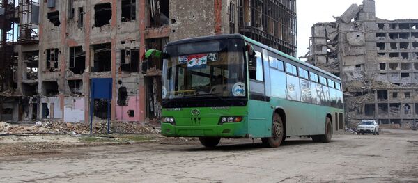 Автобус в разрушенном Алеппо - Sputnik Afrique