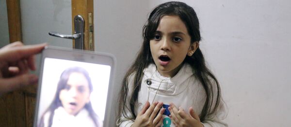 Syrian Bana al-Abed is filmed by her mother as they prepare to post on Twitter in English about life in the besieged eastern districts of Syria's Aleppo, on October 12, 2016. - Sputnik Afrique