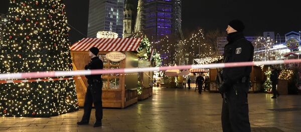 Police guard a Christmas market after a truck ran into the crowded Christmas market in Berlin, Germany. - Sputnik Afrique