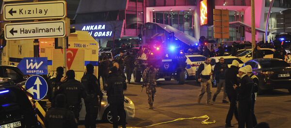 Turkish police officers cordon off the area close to a photo gallery where the Russian Ambassador to Turkey, Andrei Karlov, was shot and killed by a gunman in Ankara, Turkey. - Sputnik Afrique