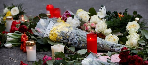 Flowers are seen near the scene where a truck ploughed into a crowded Christmas market in the German capital last night in Berlin, Germany, December 20, 2016. - Sputnik Afrique