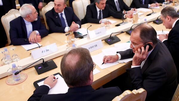 Foreign ministers, Sergei Lavrov (L, front) of Russia, Mevlut Cavusoglu (2nd R, back) of Turkey, Mohammad Javad Zarif (R, back) of Iran, and members of the delegations attend a meeting in Moscow, Russia, December 20, 2016. - Sputnik Afrique