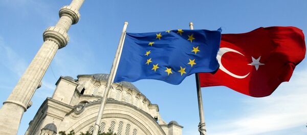 Les drapeaux de la Turquie et de l'UE - Sputnik Afrique