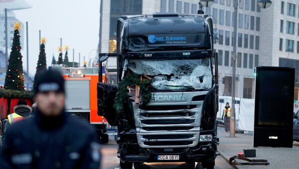 Police stand in front of the truck which ploughed into a crowded Christmas market in the German capital last night in Berlin, Germany, December 20, 2016. - Sputnik Afrique