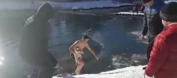 Il sauve un chien de l'eau glacée à Simferopol - Sputnik Afrique